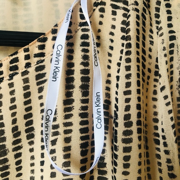 Calvin Klein Woman’s Blouse. Sleeveless with elastic waist ties. - Picture 5 of 6